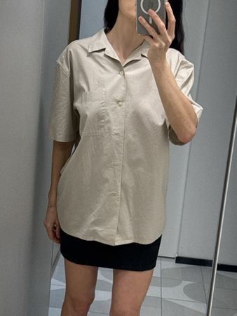 Uniqlo Women's Beige Short-Sleeve Button-Down - Size XS (48)