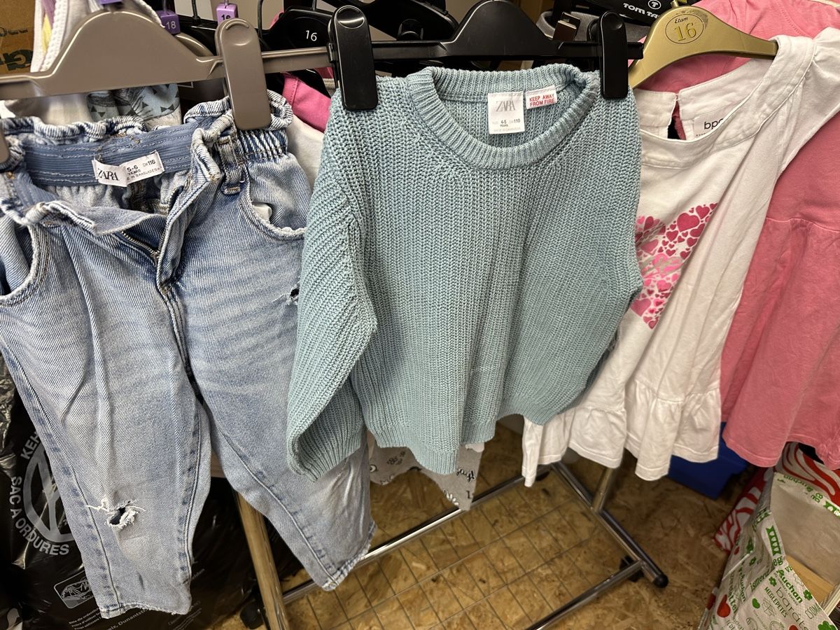 Lotti & Set di vestiti: Mädchen Kleider 35 stk – Usato da Sevelen venduto da Stopglobal. 2