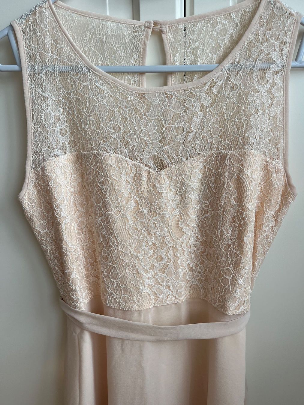 Vestiti: Schönes, neues Kleid mit Spitzen, Nude – Nuovo e nell'imballaggio originale da Oetwil an der limmat venduto da Sual 2