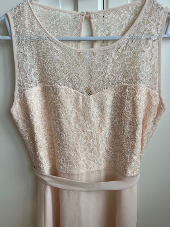 Schönes, neues Kleid mit Spitzen, puderfarben