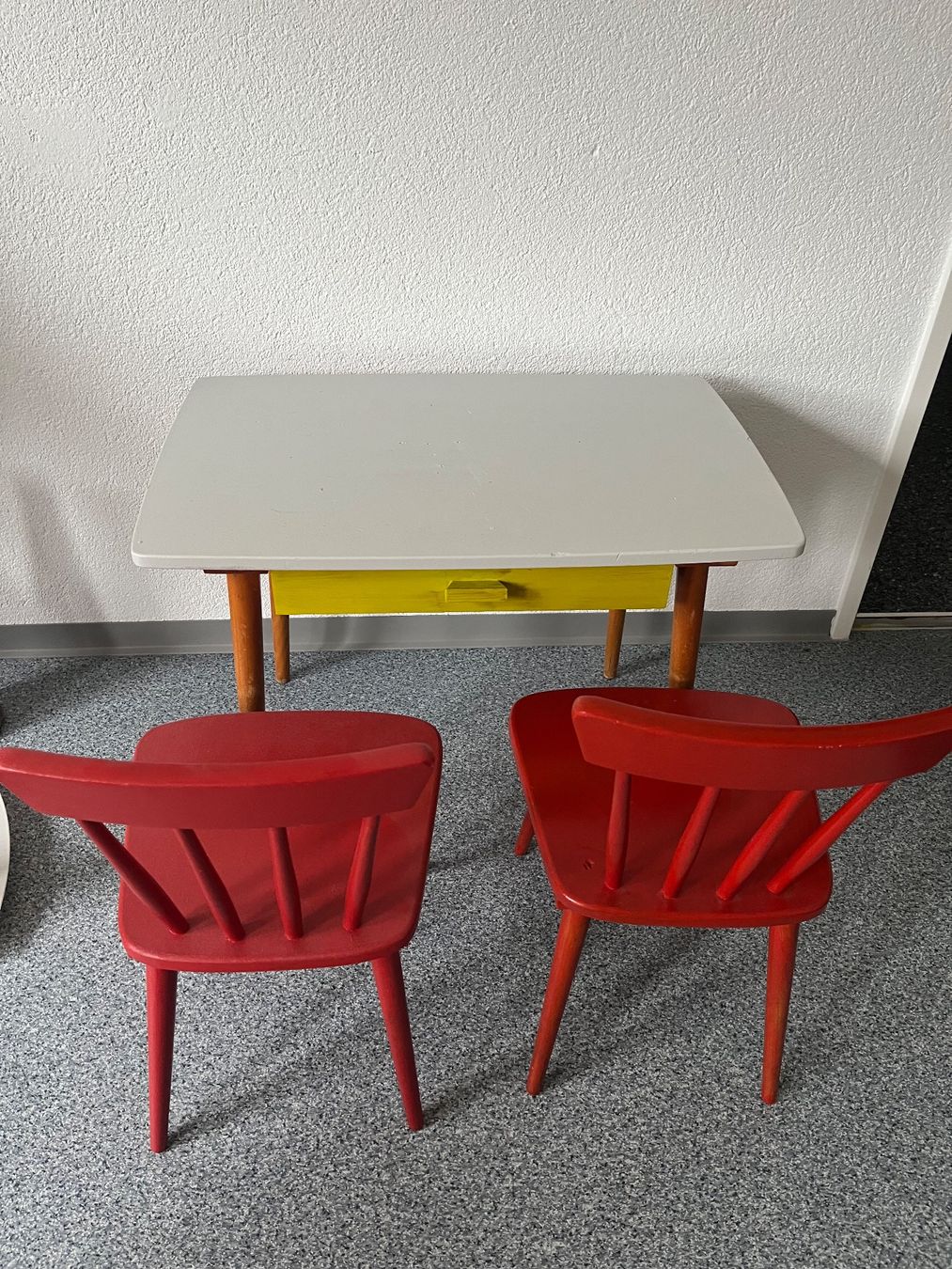 Set di tavolo e panche: Kindertisch mit 2 Stühle aus Holz – Usato da Thürnen venduto da gue_c8yz