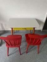 Kindertisch mit 2 Stühle aus Holz