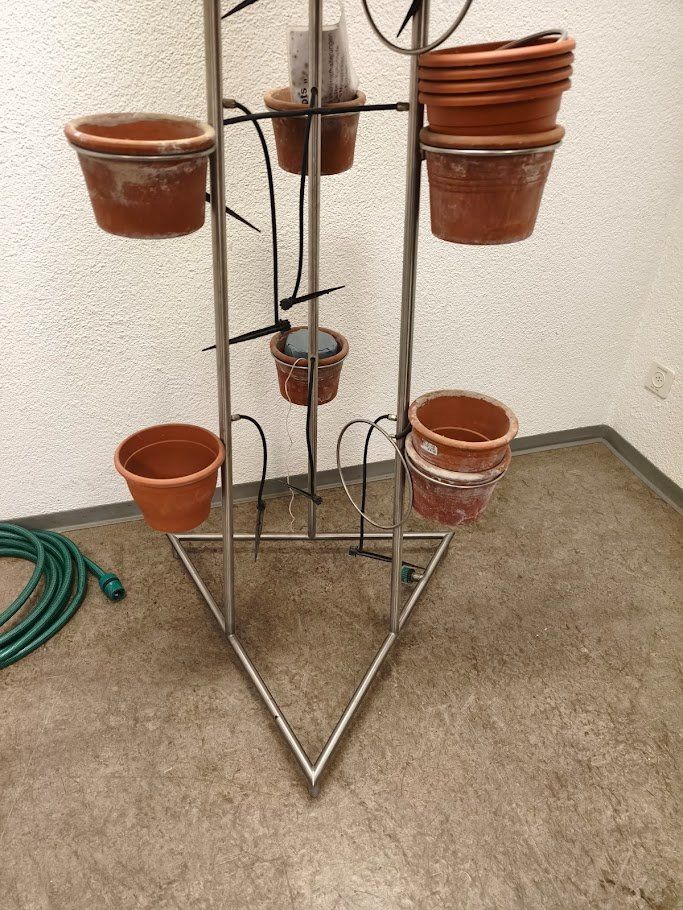 Altro per la casa: Tri pots Eigenständige Pflanzenständer mit Bewässerung – Usato da Toffen venduto da Immo-Erben 1