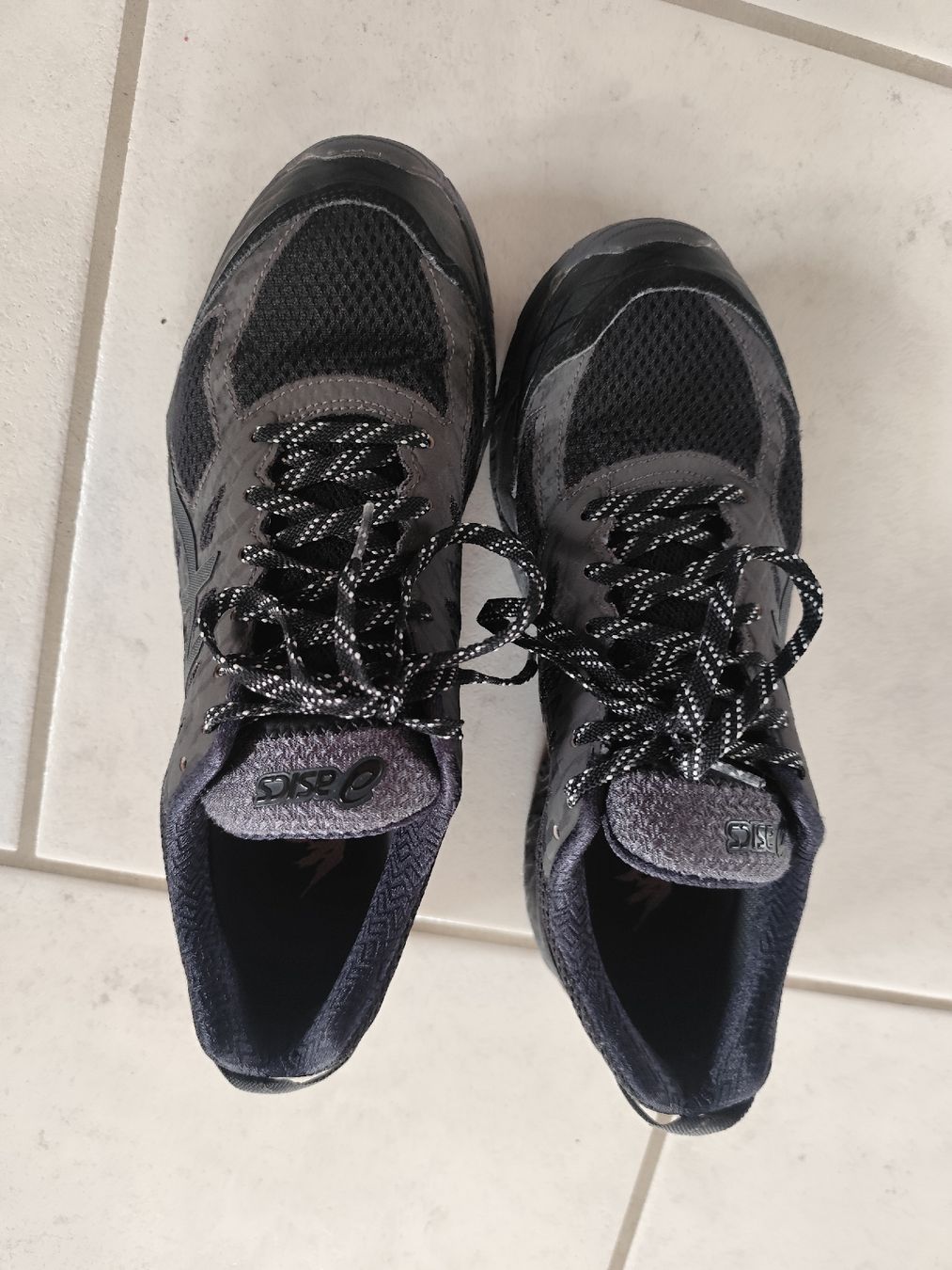 Asics Scarpe da donna: Asics Gore-Tex Schuhe Grösse 40.5 schwarz – Usato da Zürich venduto da Claudia_Zueri