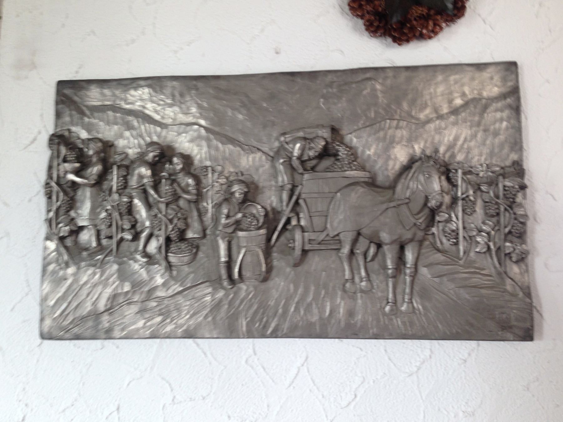 Poster & Bilder: ZINNRELIEF WINZER BEI DER WEINLESE 84cm – Neu (gemäss Beschreibung) aus Eschenbach von Alicekunst 1