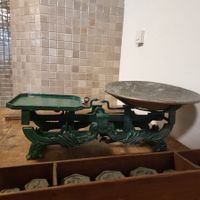 Antike Gewichtswaage inkl. 13 Gewichtssteinen, guter Zustand