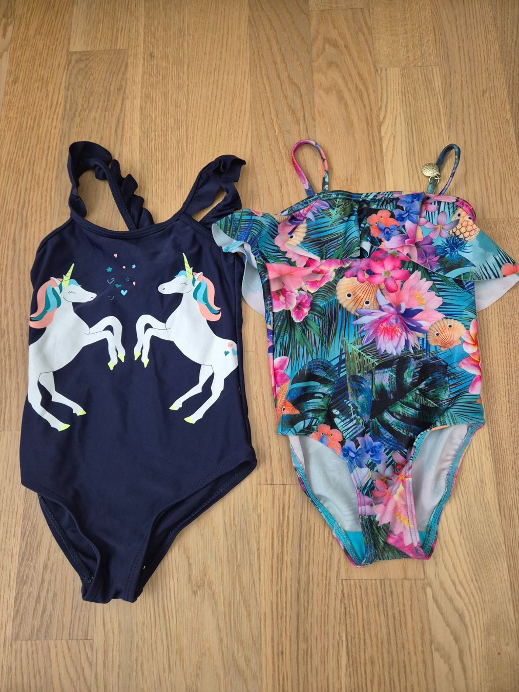 H&M Costumi da bagno & Bikini: 2 süsse Mädchen-Badeanzüge, Grösse 92 – Usato da Pfäffikon SZ venduto da Ka6ka