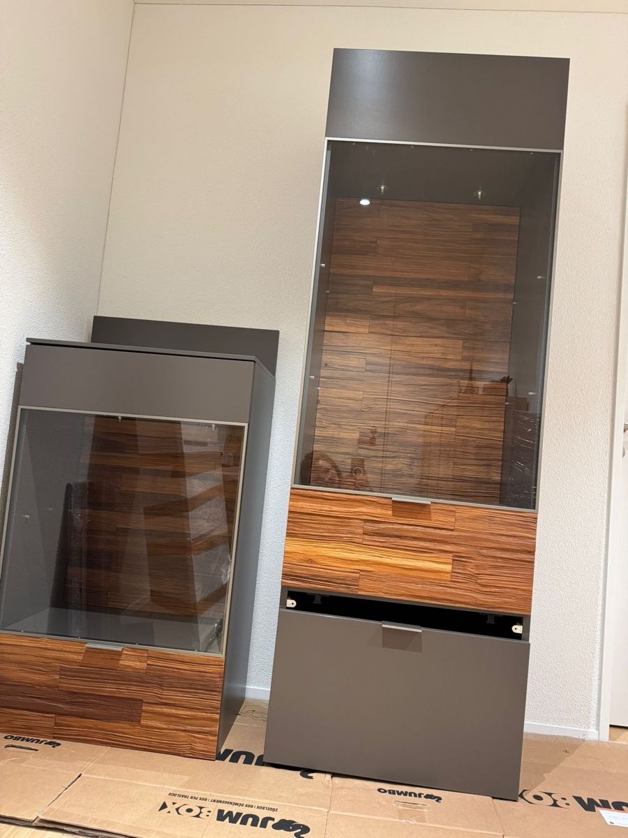 Vitrinen: Gwinner Loreto Vitrine mit Holzdetails – Gebraucht aus Merenschwand von GT--R 1