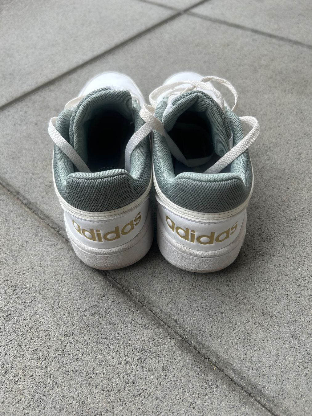 Adidas Damenschuhe: Une paire de basket Adidas – Gebraucht aus Courrendlin von loko2910 2