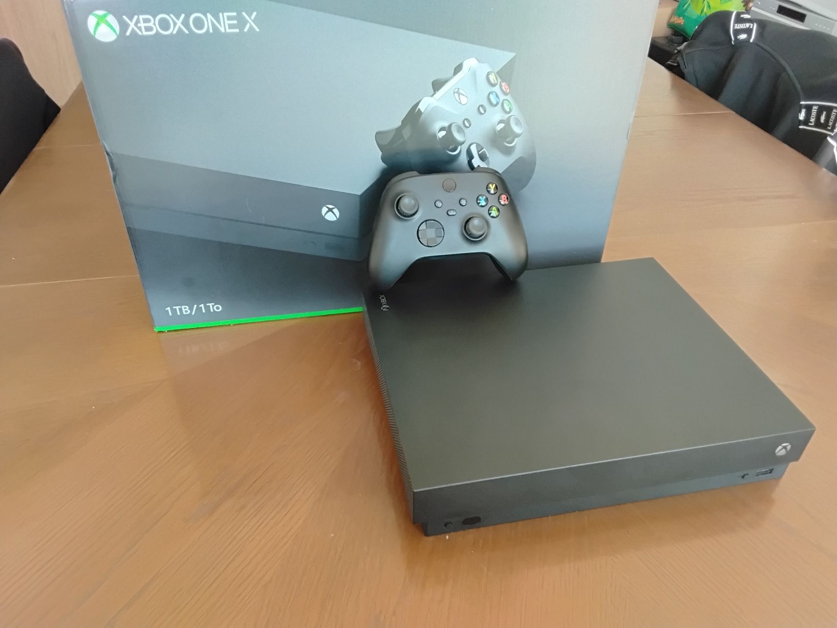 Microsoft Console: Praktisch neuwertige XBOX ONE X 1TB mit Controller – Nuovo (secondo la descrizione) da Hinteregg venduto da S-Walder1186