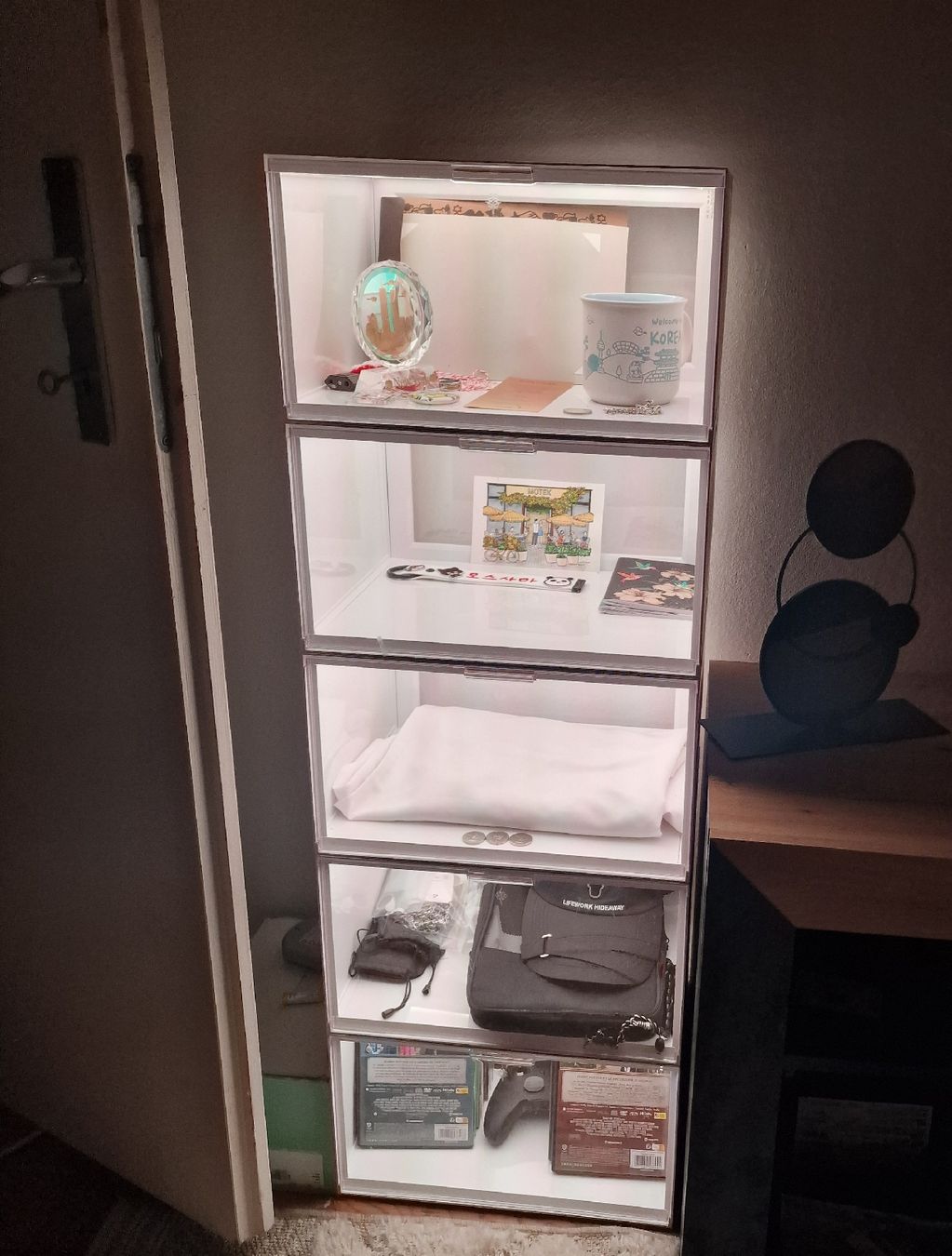 Vitrinen: Armoire Vitrine d'exposition nanoleaf avec éclairage LED int – Gebraucht aus Genève von sai_fdw9