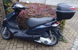 Piaggio Fly 125 i.3. ev Roller in dunkelblau met ab MFK