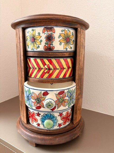 Toutes les décorations: Kommode (Holz)  mit Keramikschubladen – D'occasion à Frauenfeld par pet_rb9n 2