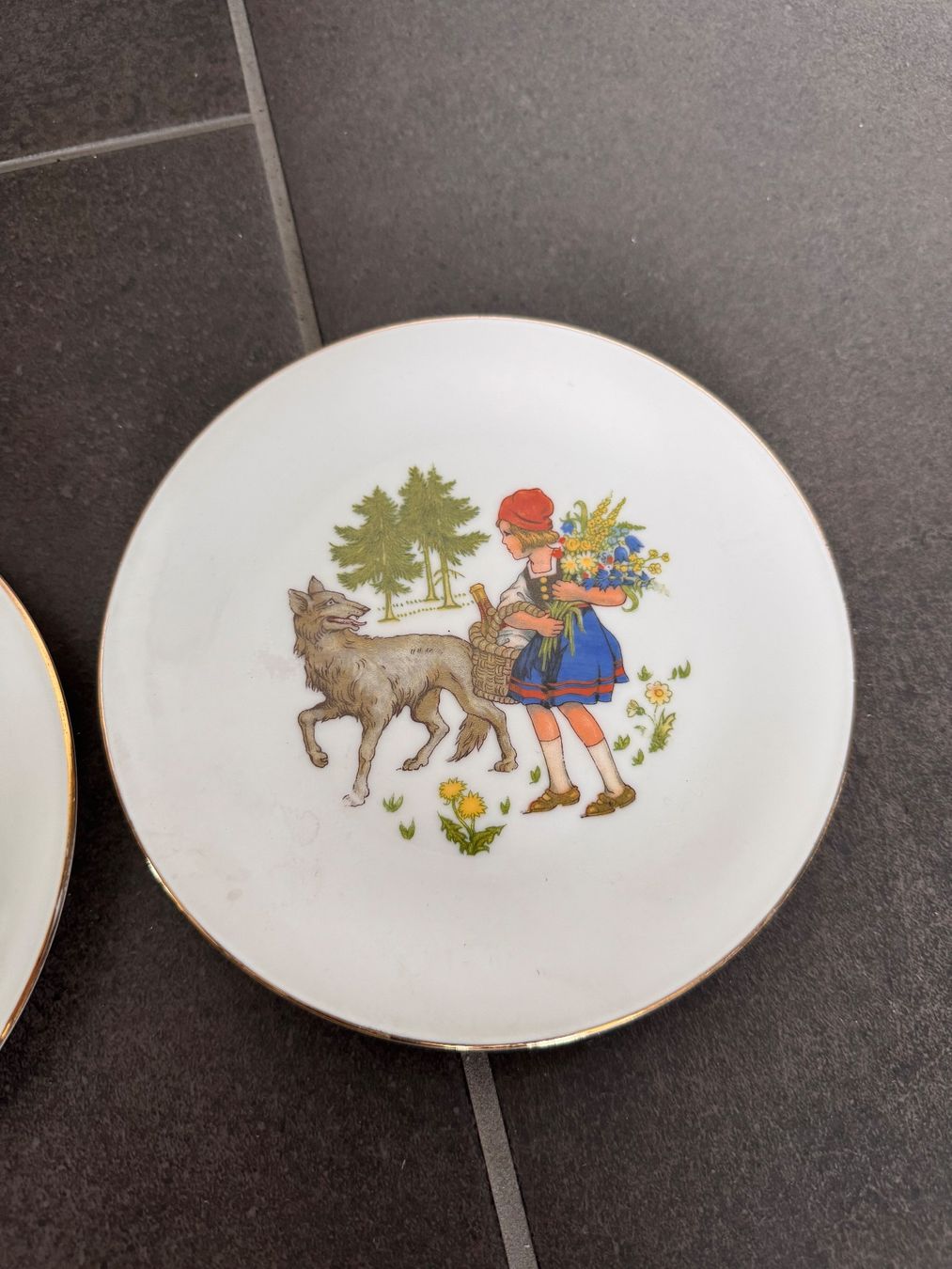 Seltmann Teller: 2 schöne alte Kinderteller Seltmann Märchen Rotkäppchen – Gebraucht aus Rothrist von Fondgruebe 2