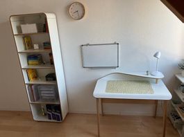 Kinderschreibtisch mit Stuhl und Regal