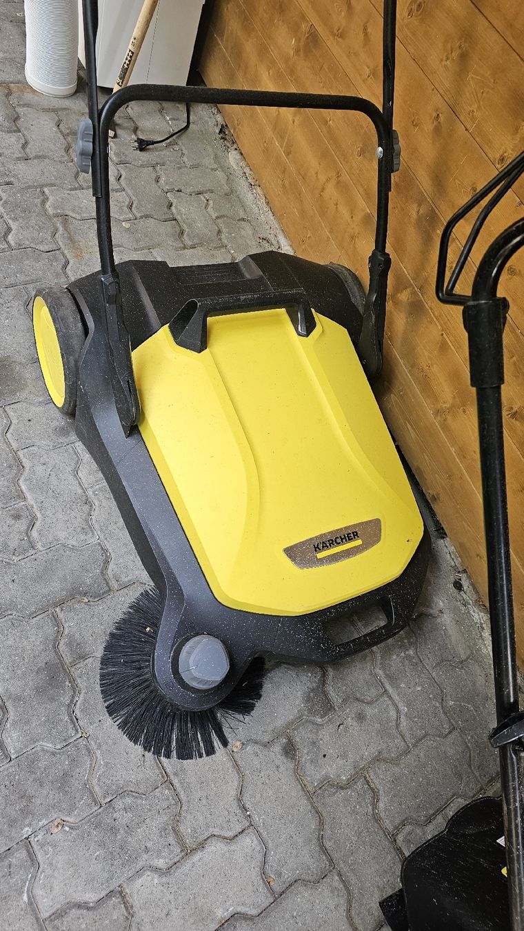 Kärcher Alle Maschinen: Kärcher Kehrmaschine – Gebraucht aus Steffisburg von liebu60 1