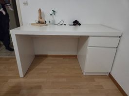 Schreibtisch