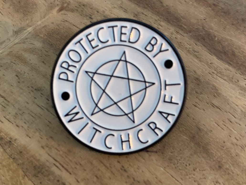 Placchette & Badge: Pin  Protected by Witchcraft – Nuovo e nell'imballaggio originale da Geneve venduto da vane267