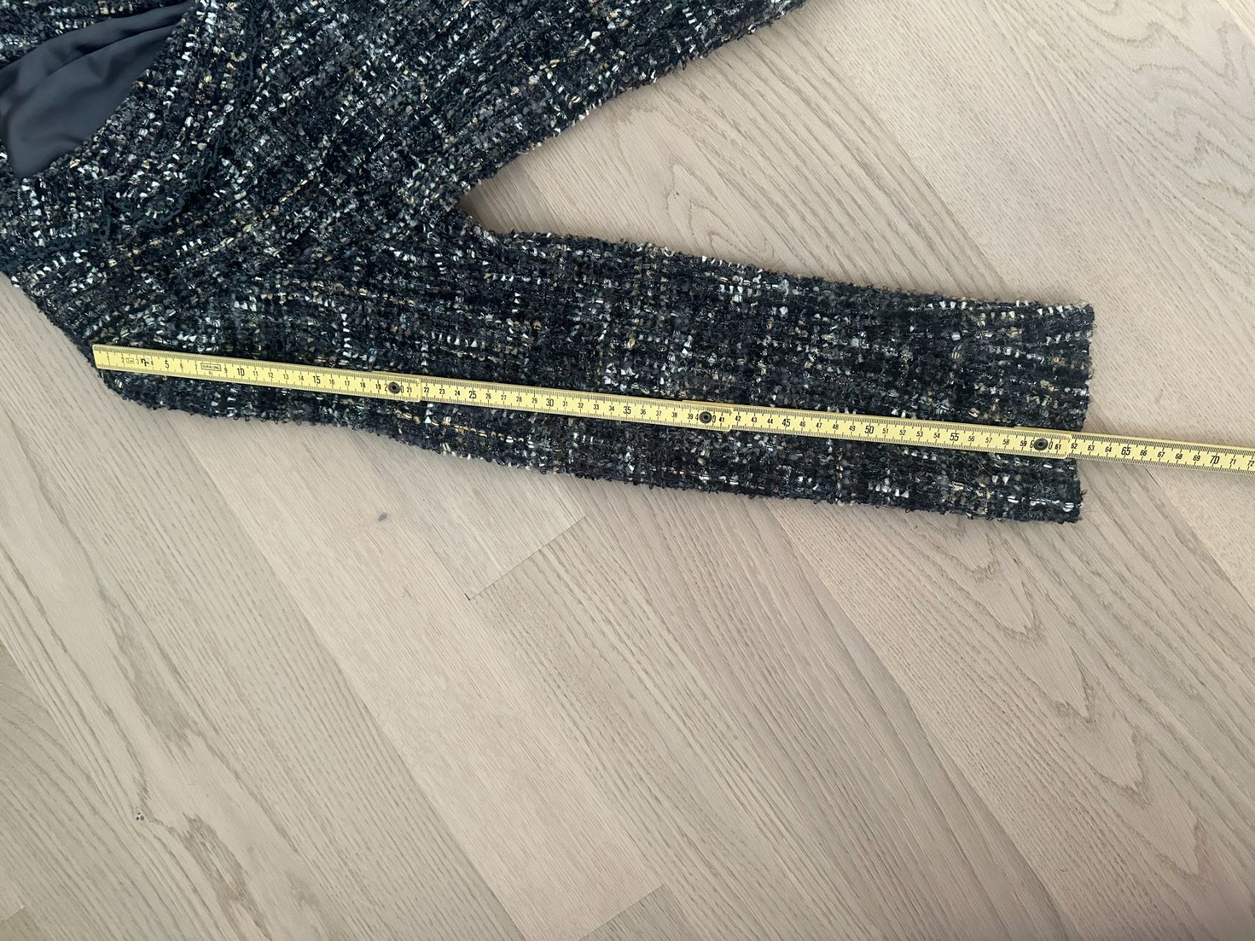 Vestes: Kurze, taillierte Bouclé-Jacke mit Lurex – D'occasion à Zürich par Rigiblick2 2