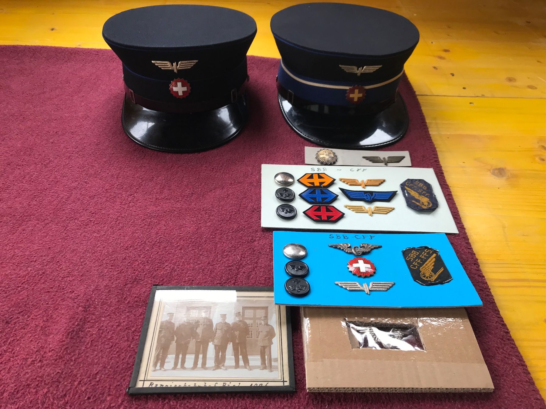 SBB/CFF/FFS Uniformi: Lot mit SBB Mützen und Abzeichen – Usato da Erschwil venduto da Freitag1