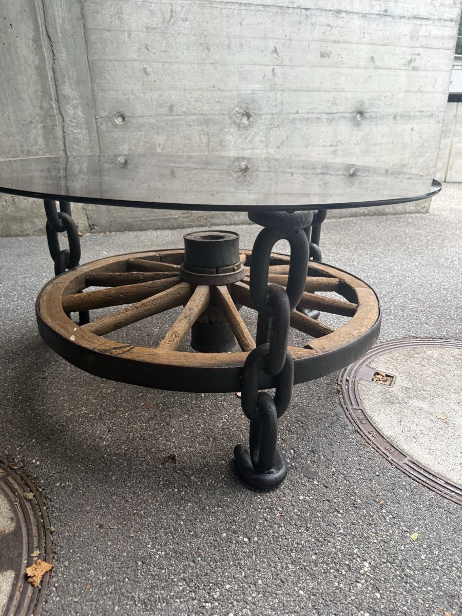 Tische: Rustikaler Couchtisch mit Rauchglas und altem Wagenrad – Gebraucht aus Chur von pet_q7kd