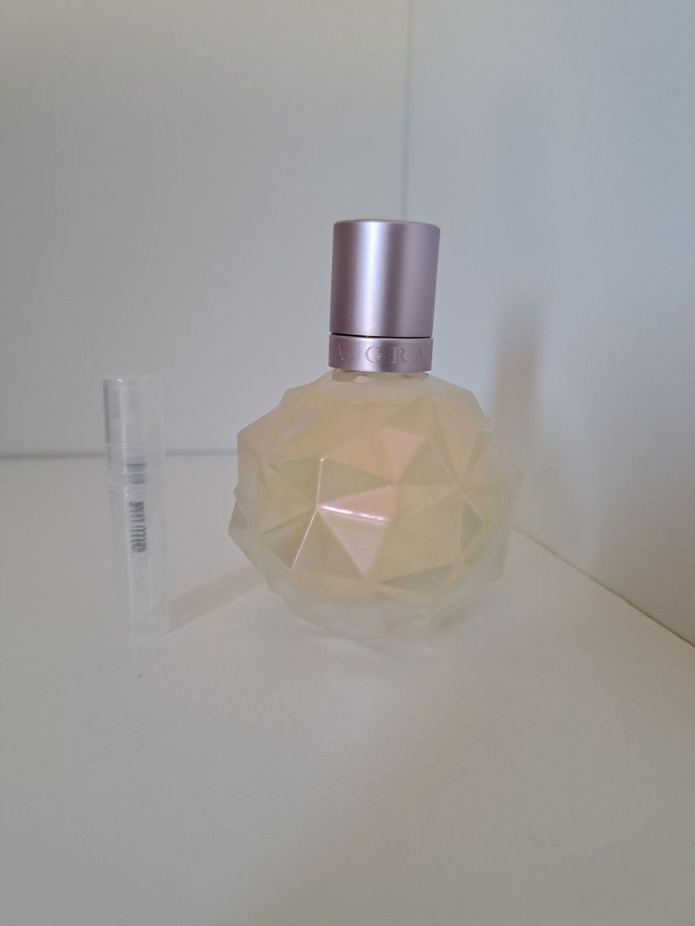 Parfums & Eau de Toilette: Ariana Grande Moonlight Probe 2ml – D'occasion à Weggis par Leeclipse