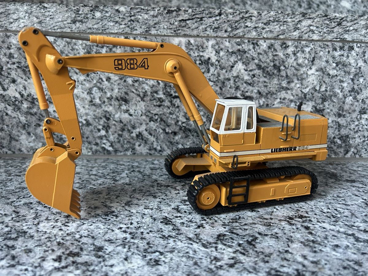 Conrad Kits de montage: Liebherr 984, 1:50 , Conrad – D'occasion à Horw par Tigercat635