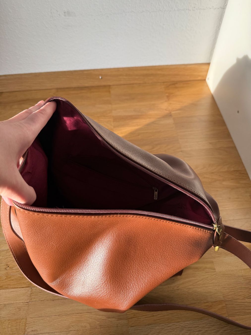 Taschen für Damen: Braune Schultertasche in Lederoptik – Gebraucht aus Zürich von Cleo234 1