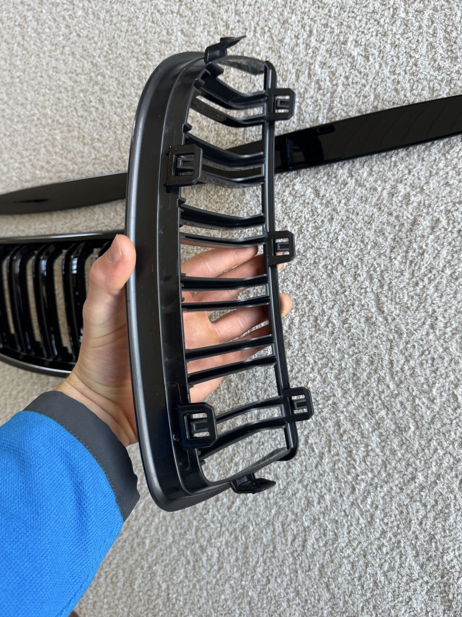 BMW Tutti pezzi di ricambio auto: BMW E92/E93 Niere Doppelsteg Performance Schwarz Glanz – Nuovo e nell'imballaggio originale da Häfelfingen venduto da Lukhelfinger 1