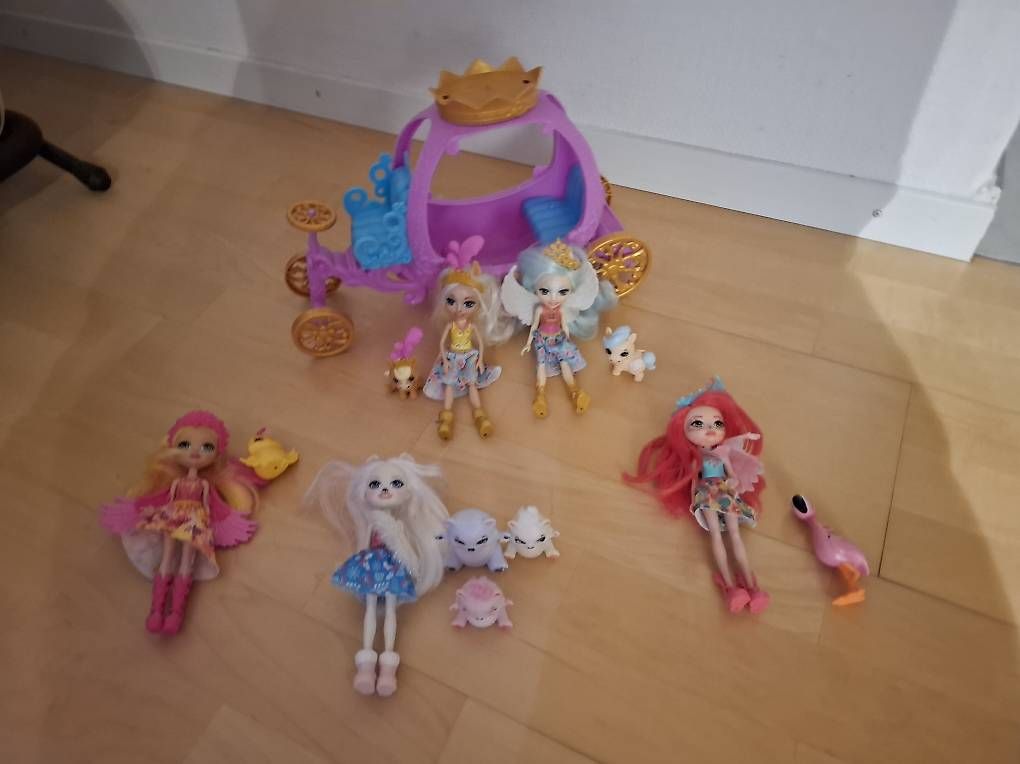 Bambole: Kutsche Enchatimals mit 5 Barbies – Usato da Utzenstorf venduto da MvHagen