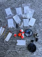 Attrezzatura da pesca con cestino e accessori vari