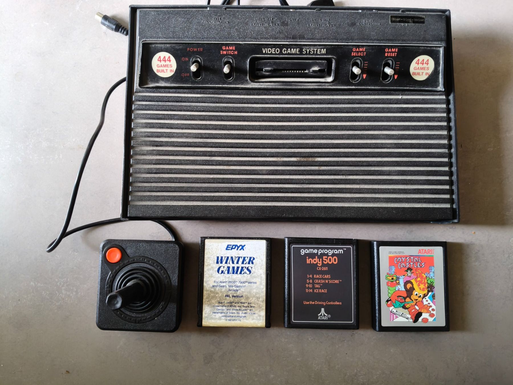 Atari Console: Atari 2600 Klon mit 444 Spielen eingebaut und 3  extra – Usato da Zürich venduto da s6000