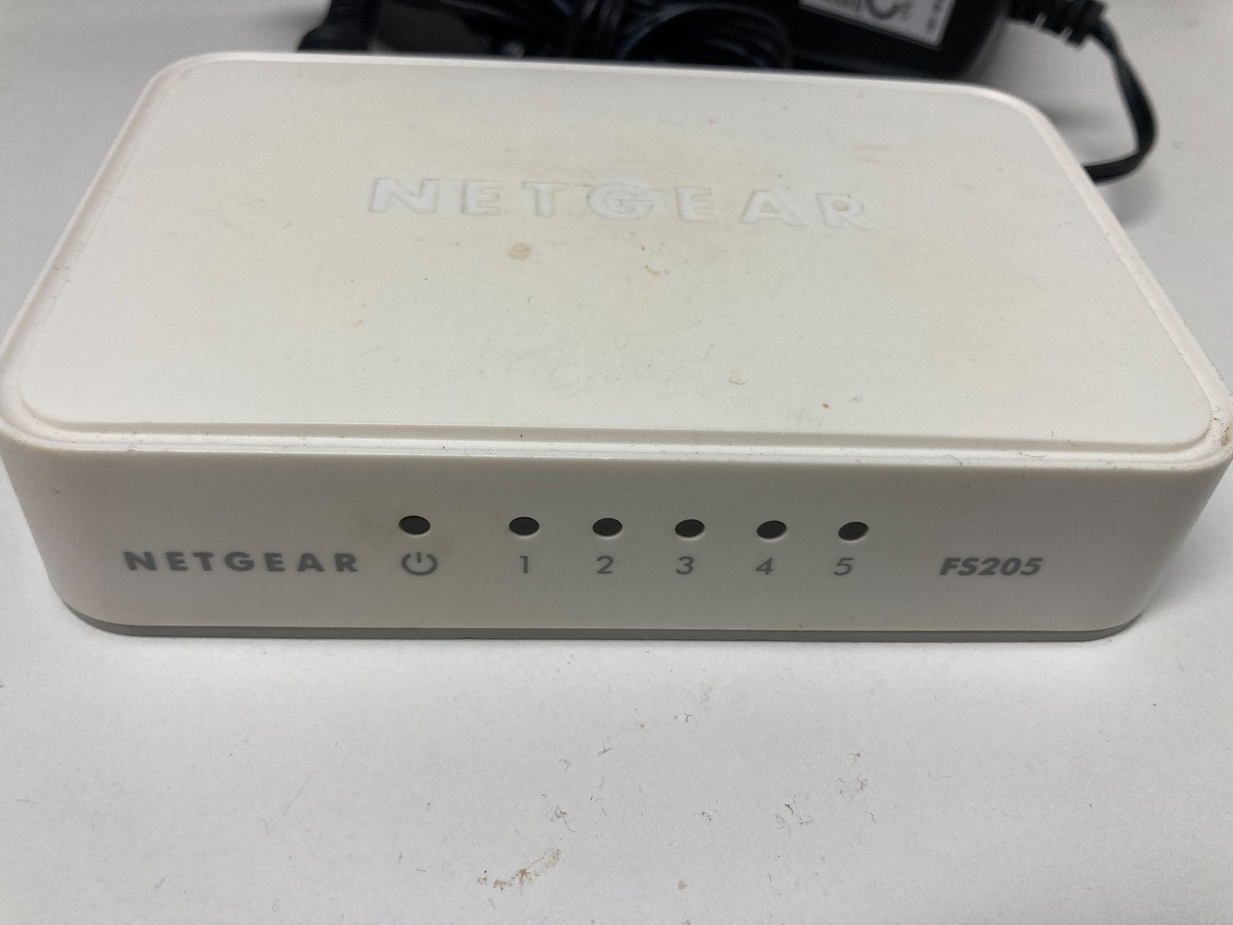 Netgear Hub & Switch: NETGEAR FS205 5-Port Netzwerk Switch weiss – Usato da Lüsslingen venduto da Piper