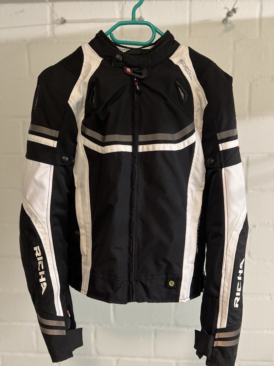 Jacken: Richa Motorradjacke Grösse M mit D3O-Protektor – Gebraucht aus Wettingen von enn_6rsh