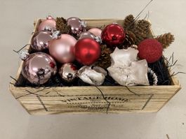 SUMMER SALE Weihnachtsdeko mit Holzkiste Kugeln Tannenzapfen
