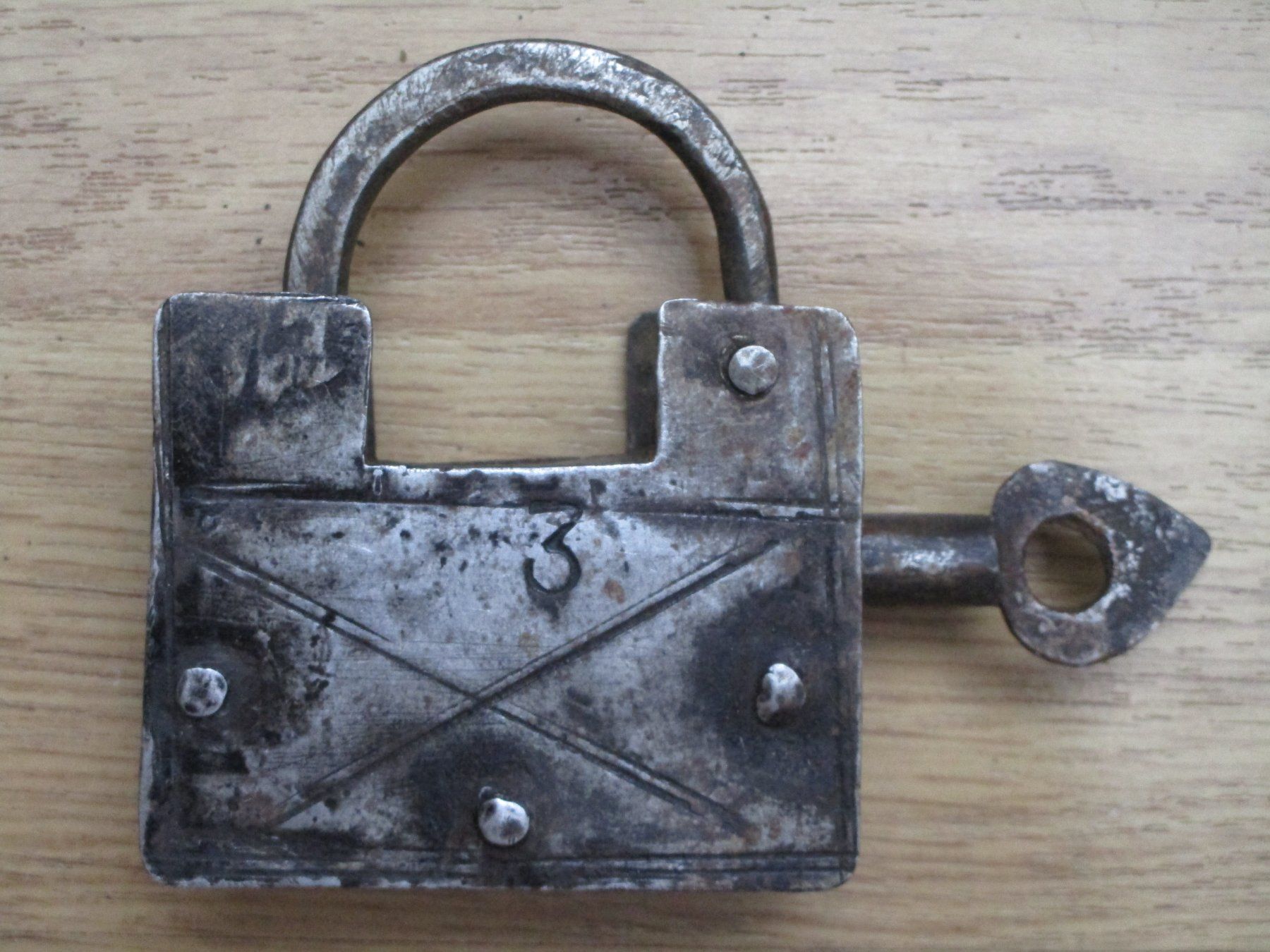 Cadenas: Antikes Vorhängeschloss mit Schlüssel – D'occasion à Heimberg par Lupo57