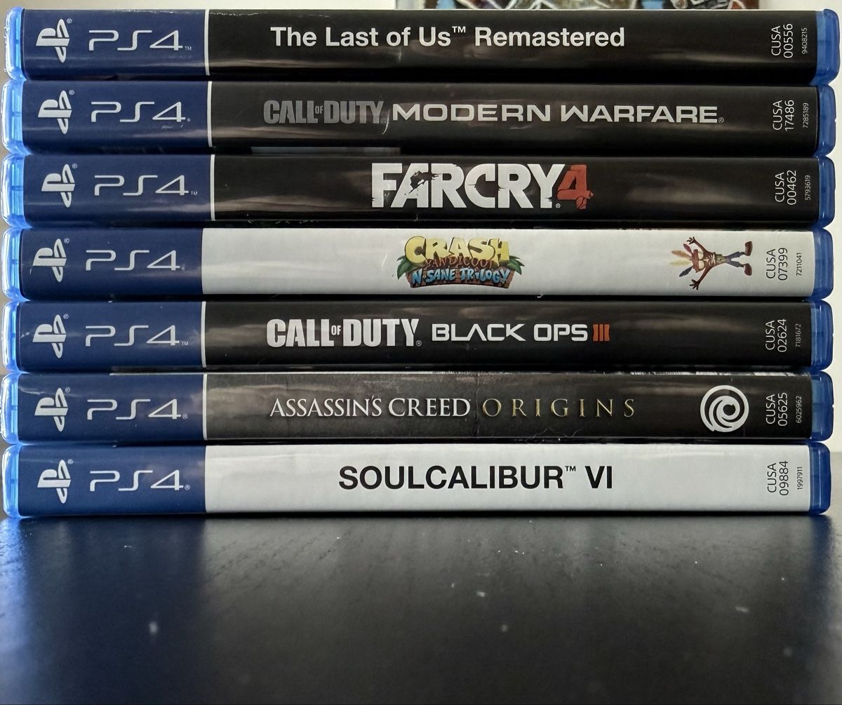 Sony Consoles: PS4 - 2 manettes - 7 jeux  – D'occasion à Grenchen par TheGrizzli 2