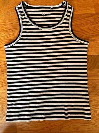 Top von C&A. Armlos. Schwarz-weiss gestreifelt. Gr.L.
