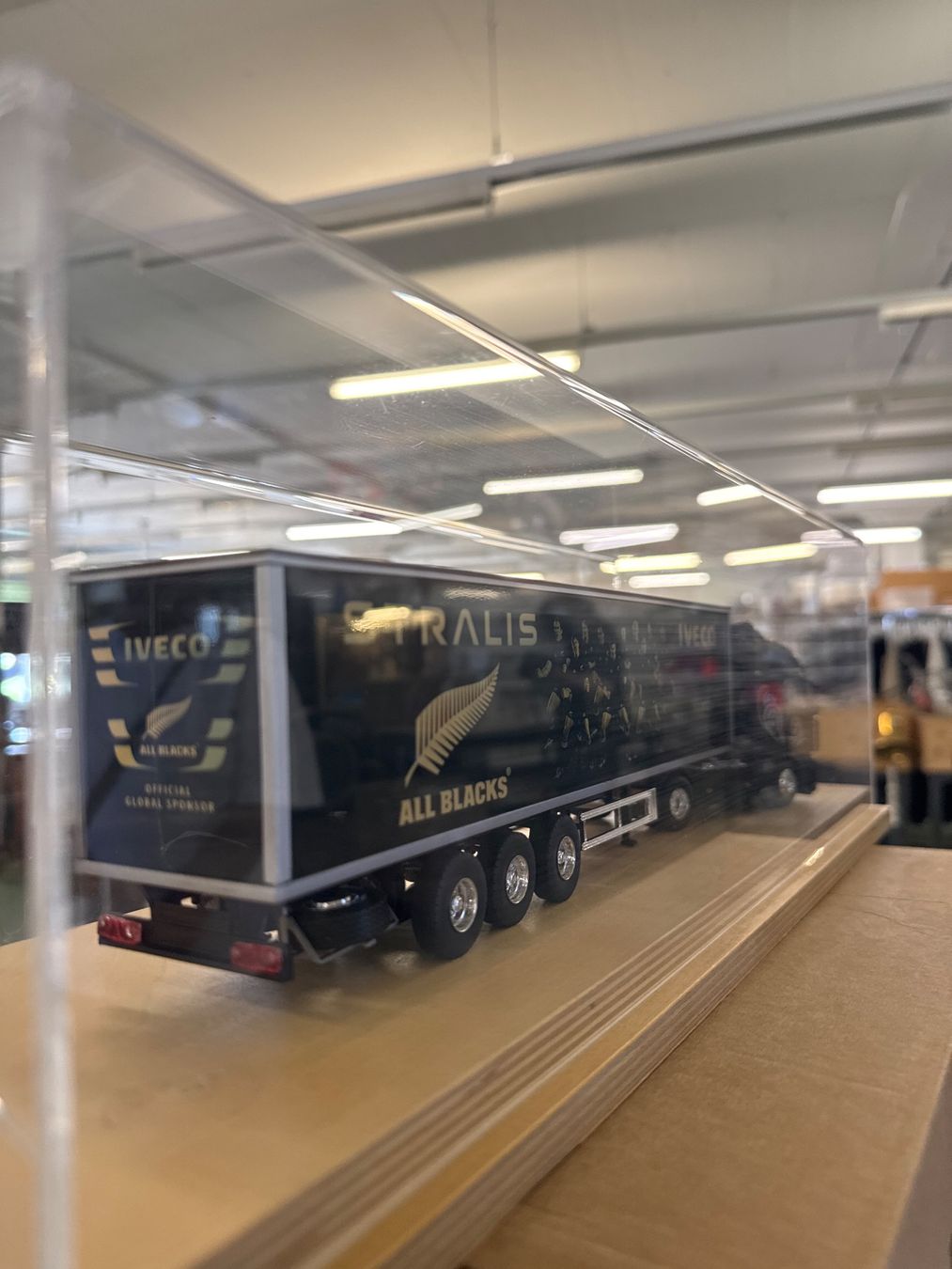 Kit di modellismo & Modellini statici: IVECO ALL BLACKS - Transportwagen Modell – Usato da Pratteln venduto da Cartonsducoeur_bl 4