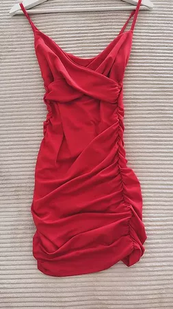 Rotes elegantes Kleid mit Raffung