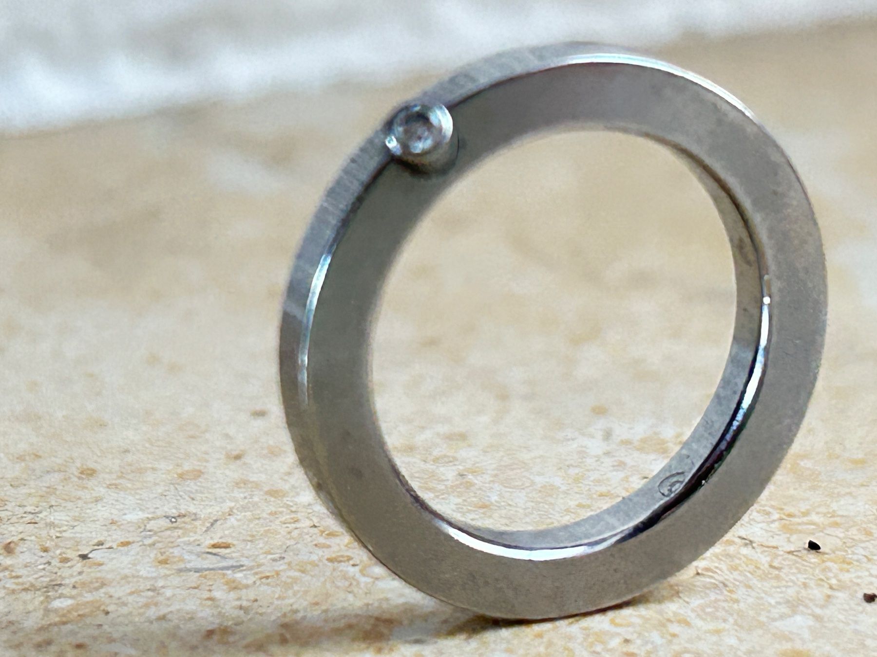 Anelli: Titan oder Edelstahlring mit weissem Stein (51) – Usato da Laufen venduto da Bellebellezza