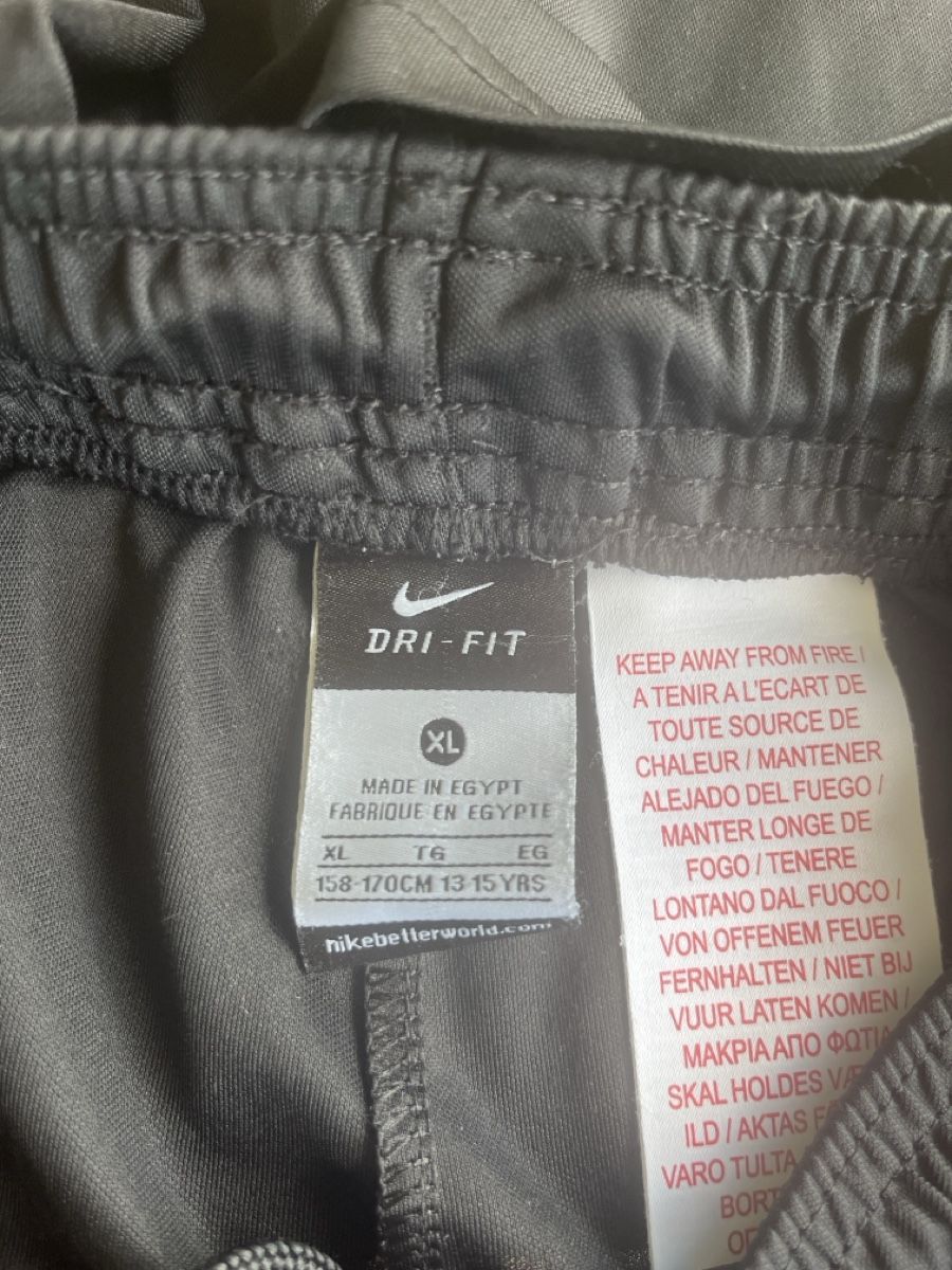 Nike Lotti & Set di vestiti: Kinder Nike Shorts Grösse 170 schwarz – Usato da Altdorf UR venduto da Jenny13 1