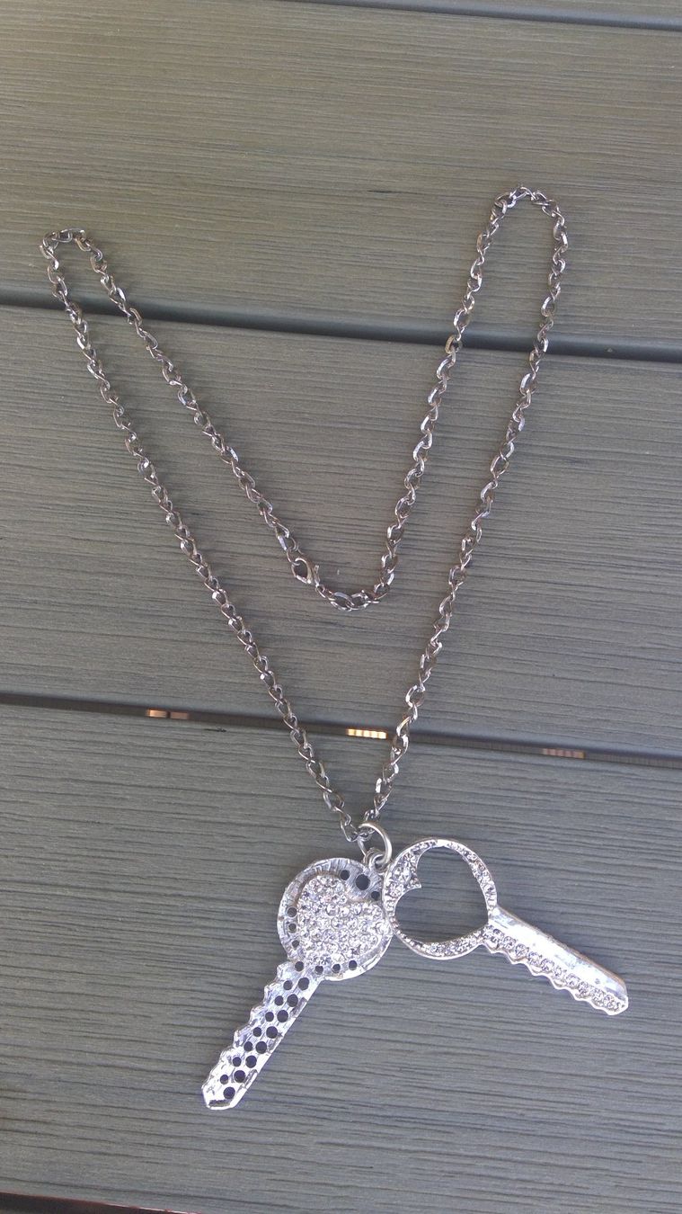 Catenine: Collier sautoir avec double CLEF en strass, NEUF – Nuovo e nell'imballaggio originale da Agiez venduto da chouchanelle