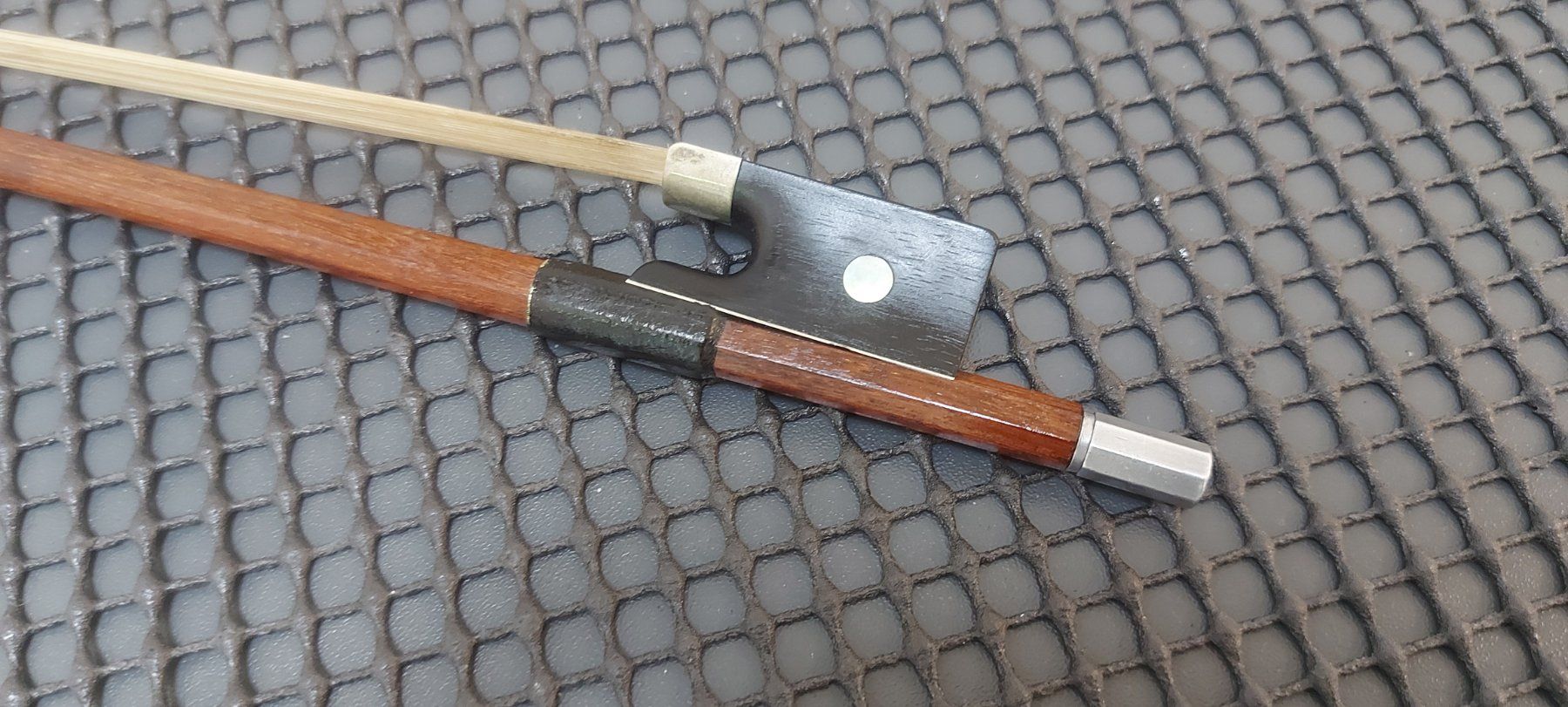Strumenti musicali: 4/4 Geigenbogen E.WERNER fernambuco 73,5 cm , 55 gr. – Usato da Glattbrugg venduto da Swissmusik 4