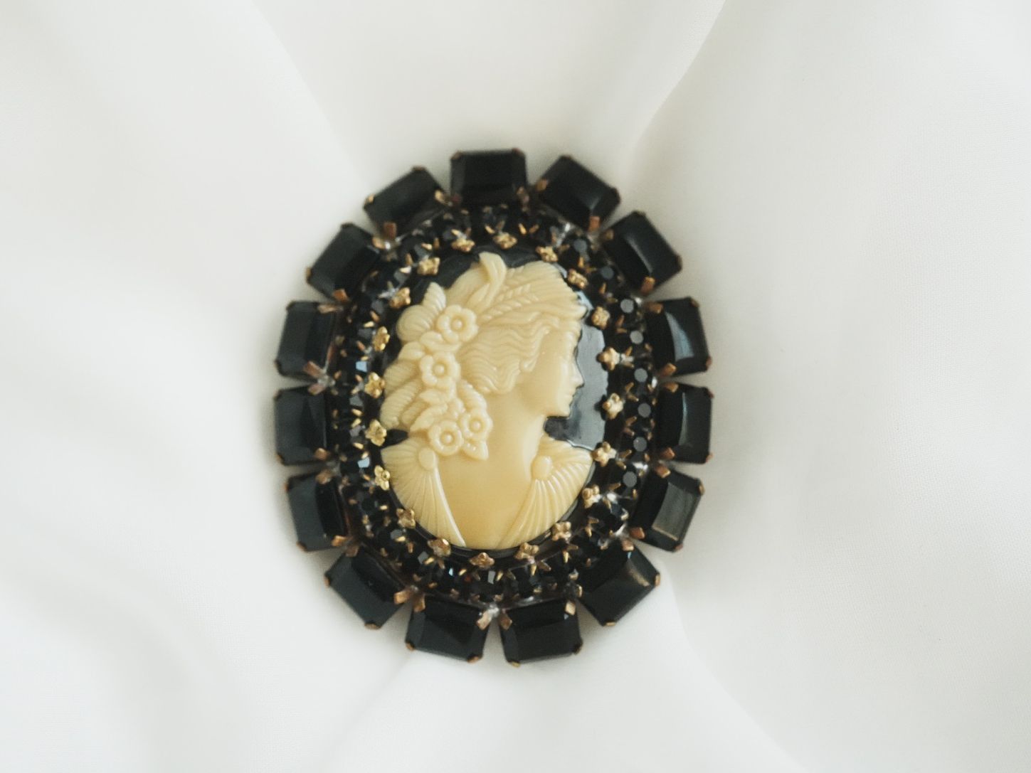 Spille & Fermagli: Grosse Vintage Cameo Brosche mit schwarzen Strasssteinen – Usato da Volketswil venduto da HeredisAntiques 2