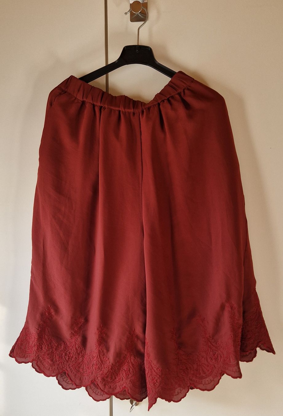 Pantaloni: Culotte mit Stickerei bordeaux ca. Gr. M  – Usato da Andermatt venduto da nin_ks9v 2