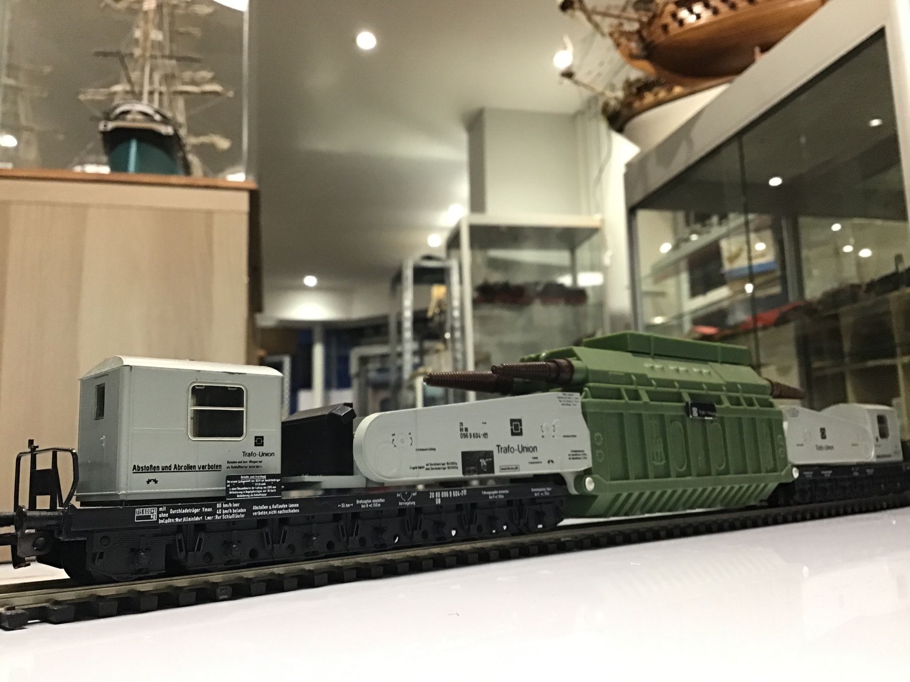 Liliput Modelleisenbahnen: LILIPUTSchwerlastwagen Tragschnabelwagen Transformator HO – Gebraucht aus Männedorf von Modell-Spezialisten 3