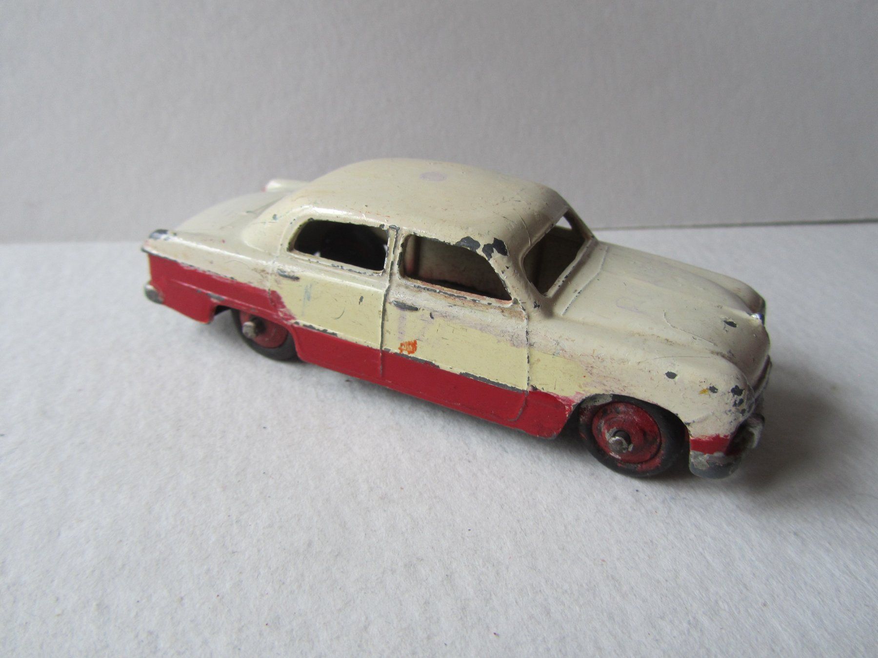 Dinky Toys Modellini d'auto: Ford Sedan, Dinky Toys – Usato da Weiningen ZH venduto da dietsch57 2