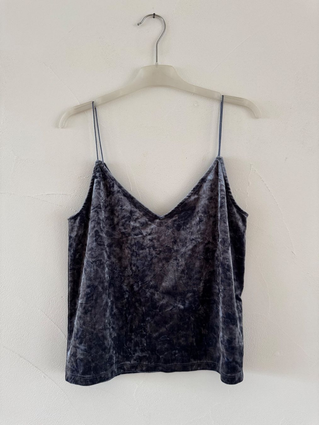 Camicette, T-shirt & Top: Edles Samt Top, blau-grau, Spaghettiträger, Grösse S – Usato da Urdorf venduto da roses202 1