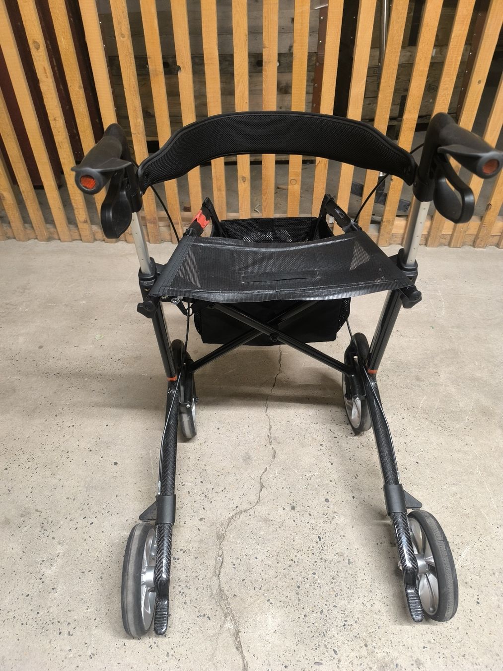 Ausili per la deambulazione: Rollator Carbon Mobilex – Usato da Allschwil venduto da BezoBezo 1